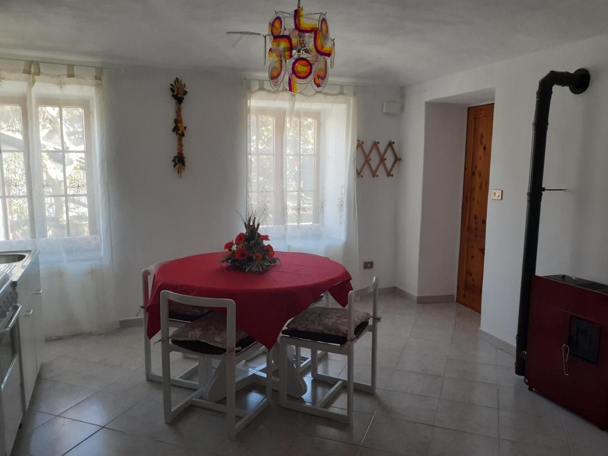 דירות Mezzenile Casa Le Rondini מראה חיצוני תמונה